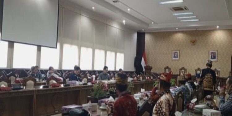 FOTO: MATAKALTENG - Audiensi Forum Damang Se-Kalimantan Tengah bersama Komisi I Dewan Perwakilan Rakyat Daerah Kalimantan Tengah.