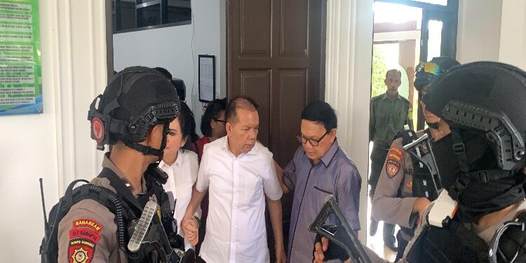 FOTO: DOK/MATAKALTENG - Terdakwa Ben Brahim bersama istrinya yang juga terdakwa kasus korupsi, saat keluar dari ruang sidang Pengadilan Tipikor Palangka Raya beberapa waktu lalu.