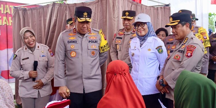 FOTO: RZL/MATAKALTENG - Kapolda Kalteng Irjen Pol Djoko Poerwanto saat meninjau ke stand layanan pemeriksaan ibu hamil.