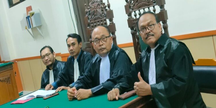 FOTO: MATAKALTENG - Sejumlah kuasa hukum terdakwa Hurpani alias Pani ketika mendampingi persidangan Senin lalu.