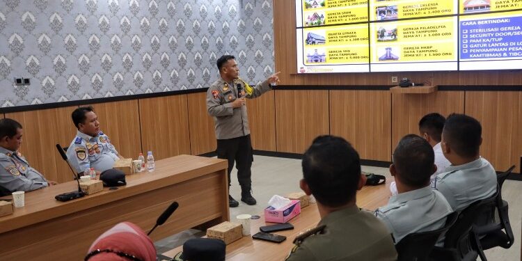 FOTO: RZL/MATAKALTENG - Kabag Ops Polresta Palangka Raya, Kompol Ganda B Napitupulu, pada saat memaparkan persiapan PAM pada rakor lintas sektoral.