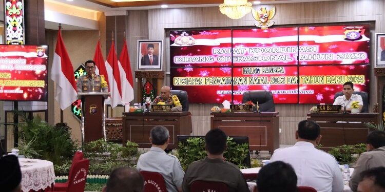 FOTO: RZL/MATAKALTENG - Kapolda Kalteng, Irjen Pol Djoko Poerwanto, pada saat memimpin rapat lintas sektoral.