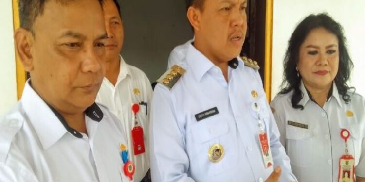 FOTO: MATAKALTENG - Pj Bupati Barsel Deddy Winarwan (tengah) saat memberikan keterangan pers.