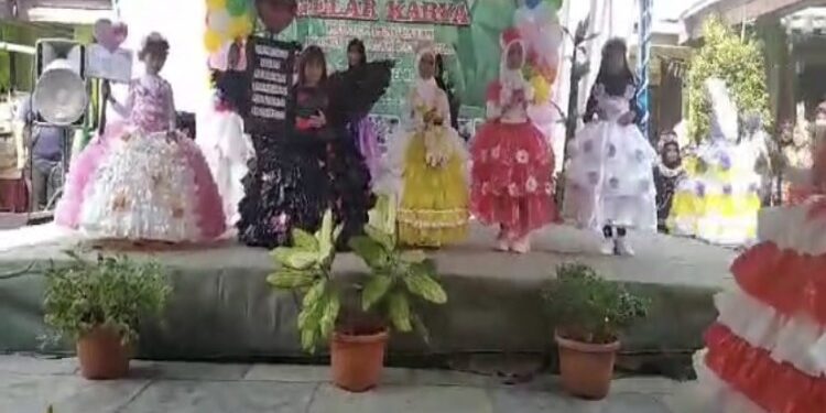 FOTO: DISDIK/MATA KALTENG - Parade pakaian hasil karya siswa dari barang bekas.