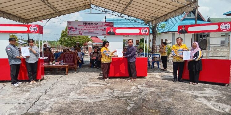FOTO : DISKOMINFO SANTIK/MATA KALTENG - Wakil Bupati Gumas Efrensia LP Umbing didampingi Kepala Dinas Transmigrasi, Tenaga Kerja Koperasi dan UKM Sudin, dan Kabid Pemberdayaan Usaha Kecil Yeripetrik menyerahkan bantuan gerobak bagi pelaku usaha mikro, Kamis, 21 Desember 2023.