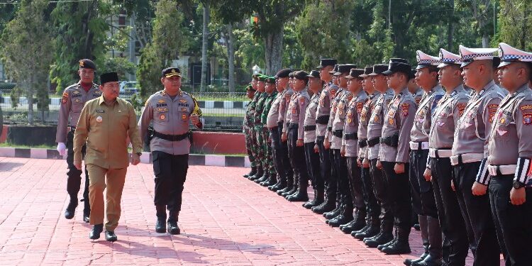 FOTO: AKH/MATAKALTENG - Pj Bupati Sukamara bersama Kapolres Sukamara saat mengecek pasukan apel.
