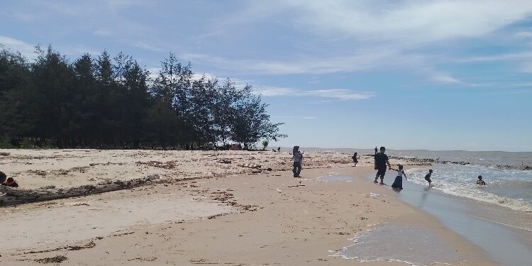 FOTO: AKH/MATAKALTENG - Lokasi pantai yang menjadi destinasi wisata favorit masyarakat Sukamara.