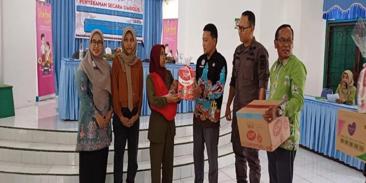 FOTO: AKH/MATAKALTENG - Sekda Sukamara, Rendy Lesmana saat memberikan susu bagi ibu hamil dengan kondisi KEK.