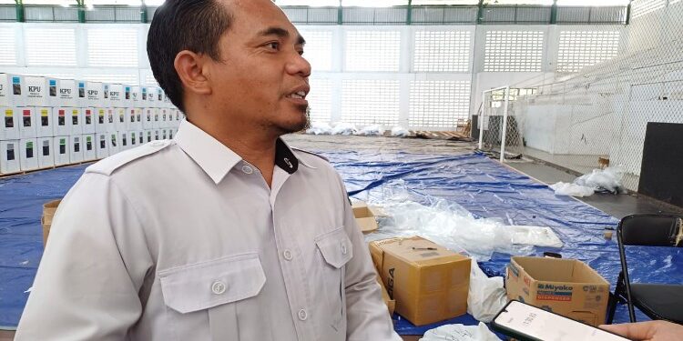 FOTO: MATAKALTENG - Divisi Hukum dan Pengawasan KPU Kotim Ependi saat berada di gudang logistik, Kamis 21 Desember 2023.