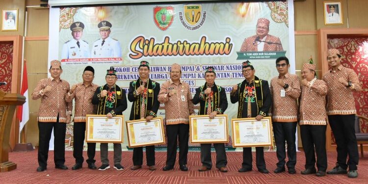 FOTO: MATAKALTENG - Sekda Nuryakin Hadiri Silaturahmi dan Penganugerahan Profesor Kerukunan Keluarga Bakumpai Kalteng.