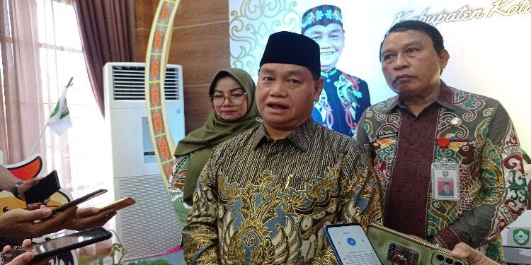 FOTO: Bupati Kotim Halikinnor (tengah) bersama wakilnya Irawati dan Sekretaris Daerah (Seksa) Fajrurrahman.