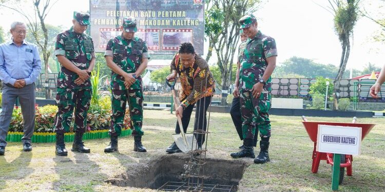 FOTO: MATAKALTENG - Wagub Edy Pratowo Lakukan Peletakan Batu Pertama Pembangunan Makodam di Kalteng.