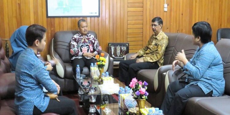 FOTO: MATAKALTENG - Kepala Disnakertrans Kalteng Farid Wajdi saat menerima kunjungan Asdep Bidang Pelayanan Kanwil BPJS Ketenagakerjaan Kalimantan Anang Rifady.