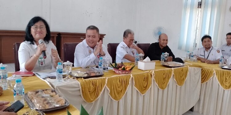 FOTO: IST/MATAKALTENG - Kepala Distan Kobar Kris Budi Hastuti, Plh Sekda Kobar Juni Gultom, Asisten III Sekda Kobar Syahruddin dan Ketua PWI Kobar Syamsuddin Danuri.