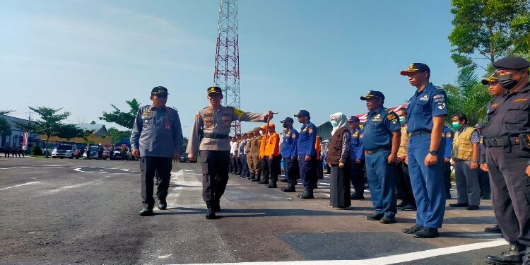 Lih/Matakalteng
Kapolres Kobar AKBP Bayu Wicaksono bersama Pj Bupati Kobar Budi Santosa saat mengecek pasukan pengamanan Natal dan Tahun Baru, Kamis 21 Desember 2023.
