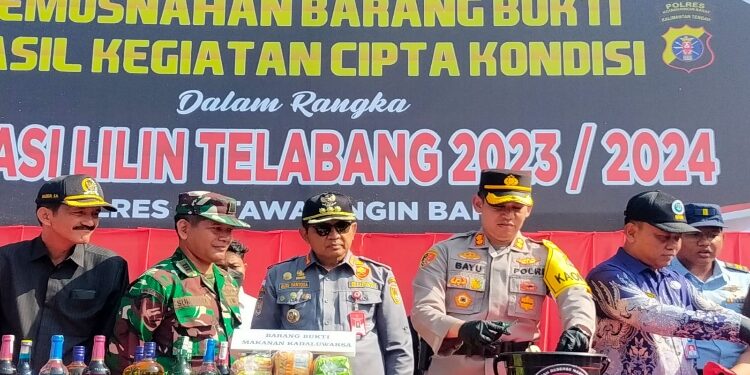 FOTO: GALIH/MATAKALTENG
-
Kapolres Kobar AKBP Bayu Wicaksono dan PJ Bupati Kobar Budi Santosa saat pemusnahan barang bukti, Kamis 21 Desember 2023.