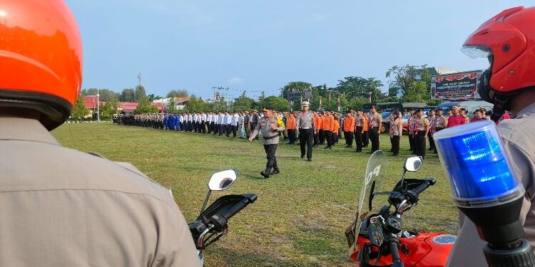 FOTO: RZL/MATAKALTENG - Kapolda Kalteng Irjen Pol Djoko Poerwanto saat melakukan pengecekan pasukan operasi lilin telabang.