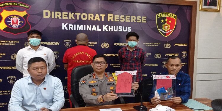 FOTO: RZL/MATAKALTENG - Kabid Humas Polda Kalteng Kombes Pol Erlan Munaji didampingi Kasubdit Indag AKBP Telly Alvin dan Kasubdit Tipidsiber Kompol Tris Zeno Alkindi saat menunjukkan barang bukti.