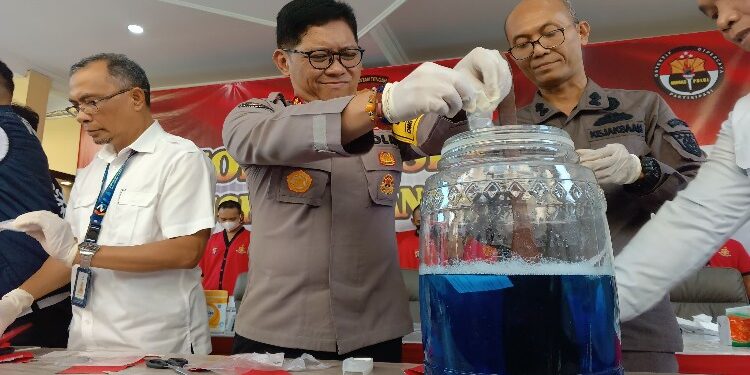 FOTO: RZL/MATAKALTENG - Jajaran Polda Kalteng, pada saat memusnahkan barang bukti narkoba.