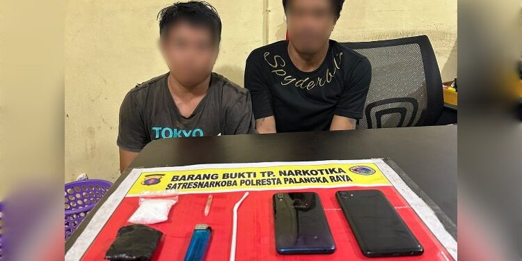 FOTO: IST/MATAKALTENG - Kedua terduga pelaku pada saat berhasil diamankan polisi.