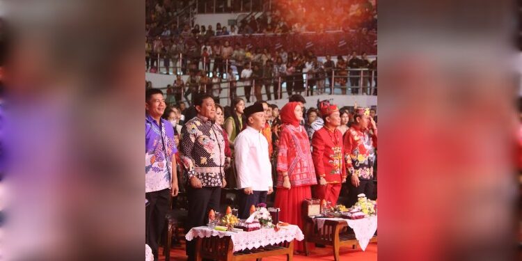 FOTO: MATAKALTENG - Gubernur Kalteng, Sugianto Sabran, pada saat menghadiri natal Pemerintah Provinsi Kalteng, DAD Kalteng dan PGIW Kalteng Tahun 2023, di GOR Indoor Serbaguna Jalan Tjilik Riwut kilometer 5, Palangka Raya, Kamis 21 Desember 2023.