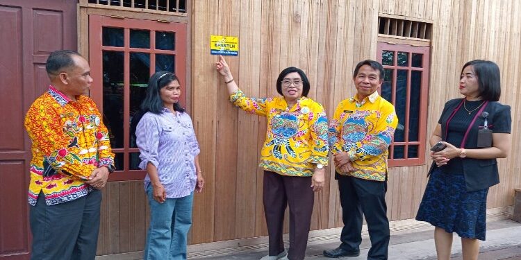 FOTO : DISKOMINFO SANTIK/MATA KALTENG - Wakil Bupati Gumas Efrensia LP Umbing bersama Kepala DPU Baryen dan Pinsi Administrasi Keuangan dan Umum Bank Kalteng Cabang Kuala Kurun Nanie, saat memasang plat tanda rumah dari program BPKRTLH, di Kelurahan Tampang Tumbang Anjir, Kecamatan Kurun, Kamis, 21 Desember 2023.