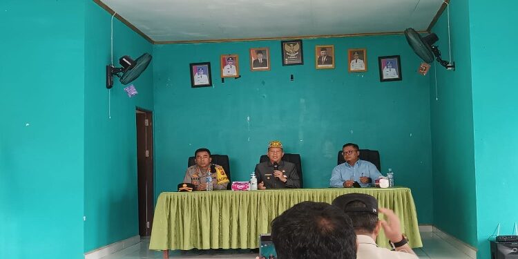 FOTO : DISKOMINFO SANTIK/MATA KALTENG - Bupati Gumas Jaya S Monong bersama Kapolres AKBP Asep Bangbang Saputra dan Manager SSL PT ATA Koes Hermawan Bramasto, melakukan pertemuan dengan masyarakat di empat desa, di Kantor Desa Teluk Nyatu, Jumat, 22 Desember 2023.