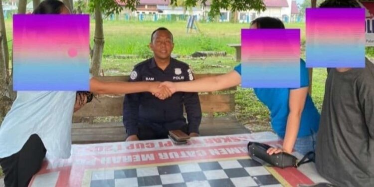 FOTO: MATAKALTENG - B dan M saat saling bermaafan usai dilakukan mediasi oleh Ketua Tim Virtual Police Bidhumas Polda Kalteng, Ipda H Shamsudin.