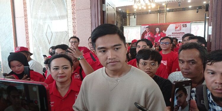 FOTO: RZL/MATAKALTENG - Ketua Umum PSI, Kaesang Pangarep, usai menghadiri Kopdarwil DPW PSI Kalteng.