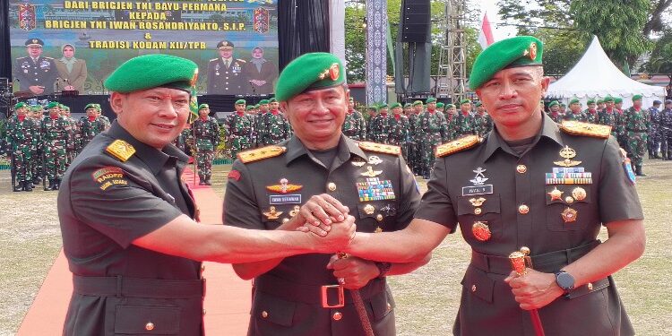 FOTO: RZL/MATAKALTENG - Panglima Kodam XII/Tanjungpura, Mayjen TNI Iwan Setiawan bersama Brigjen TNI Bayu Permana dan Brigjen TNI Iwan Rosandriyanto, saat foto bersama usai pelaksanaan sertijab.