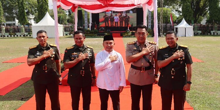FOTO: RZL/MATAKALTENG - Kapolda Kalteng, Irjen Pol Djoko Poerwanto (dua dari kanan), pada saat foto bersama usai sertijab Danrem 102/Pjg.