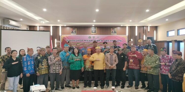 FOTO: MATAKALTENG - Ketua Majelis Daerah Agama Hindu Kaharingan, Kabupaten Pulang Pisau, Berson, saat foto bersama ketua/pimpinan PHDI kabupaten/kota.