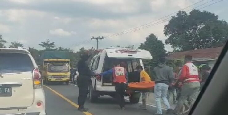 FOTO : IST/MATA KALTENG - Korban kecelakaan saat dievakuasi oleh petugas PMI Kotim.