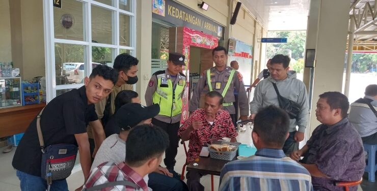 FOTO : AGUS/MATA KALTENG - Ayah dan keluarga korban saat diwawancarai awak media, Sabtu, 23 Desember 2023.
