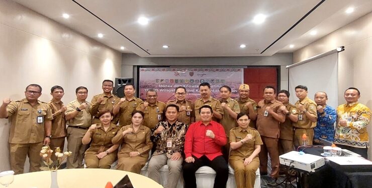 FOTO : OLIVIA/MATAKALTENG - Plt Direktur Utama PT Bank Kalteng, Marzuki (baju merah), saat memberikan materi pada Monitoring dan Evaluasi serta Knowledge sharing bersama seluruh Tim Percepatan Akses Keuangan Daerah di Kabupaten/Kota di Kalimantan Tengah.