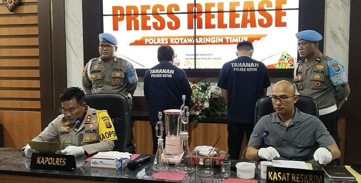 FOTO : AGUS/MATA KALTENG - RA dan AS yang merupakan saksi kunci dari kematian Winda mahasiswi Kedokteran UKRIDA Jakarta ditetapkan sebagai tersangka oleh penyidik Polres Kotim, Sabtu, 23 Desember 2023 malam.