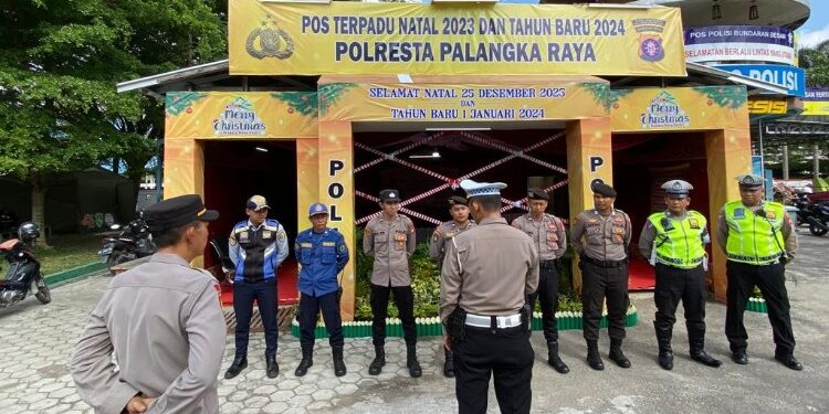 FOTO: RZL/MATAKALTENG - Pengarahan kepada personel yang berjaga di Pos Terpadu di Pos Polisi Bundaran Besar Kota Palangka Raya.