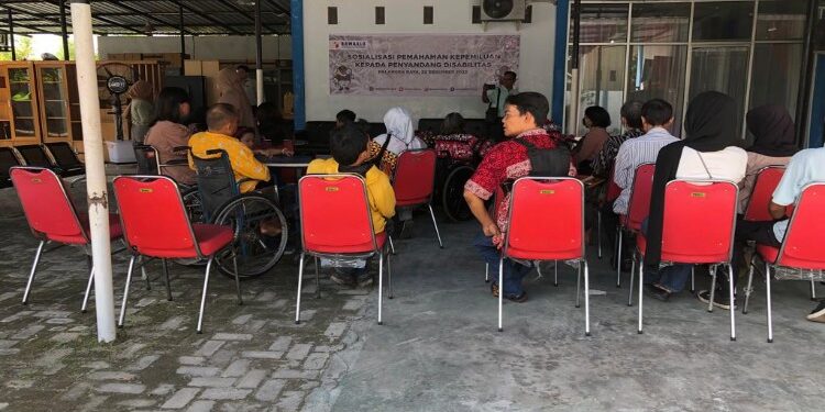 FOTO: RZL/MATAKALTENG - Para penyandang disabilitas pada saat mengikuti sosialisasi terkait pemilu 2024 di kantor Bawaslu Kalteng.