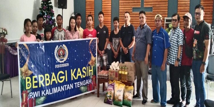FOTO: RZL/MATAKALTENG - Para pengurus PWI Kalteng, pada saat menyalurkan bantuan sembako.