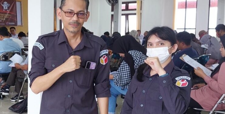 FOTO ; IST/MATAKALTENG - Koordinator Divisi Pencegahan, Humas dan Partisipasi Masyarakat Bawaslu Kabupaten Kotawaringin Timur (Kotim), Salim Basyaib bersama anggota lainnya.