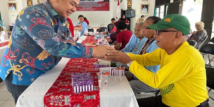 FOTO: OLIVIA/MATAKALTENG - Peringatan Hari Kesetiakawanan Sosial Nasional (HKSN) dengan mengadakan Bhakti Sosial, di Panti Sosial Tresna Werdha Sinta Rangkang, Jl. Pariwisata Kecamatan Bukit Batu, Palangka Raya.