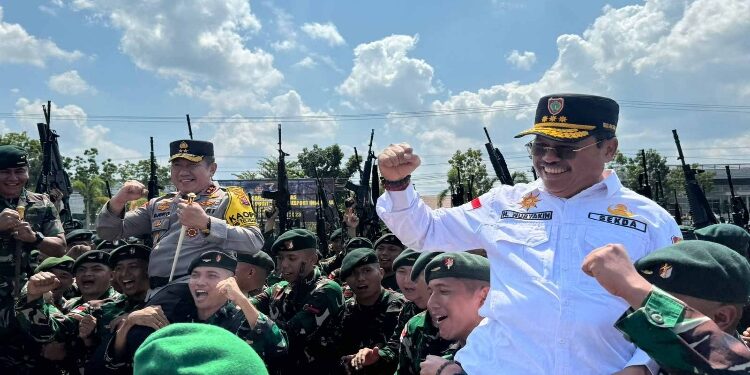FOTO: IST/MATAKALTENG - Sekda Nuryakin, mewakili Gubernur Kalteng, hadir dalam acara Purna Tugas Satgas Pengamanan Obyek Vital Nasional (PT Freeport lndonesia) Yonif R 631/Antang di Wilayah Papua, bertempat di Halaman Mayonif R 631/Antang.