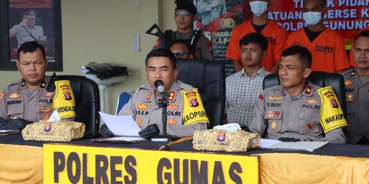 FOTO : HUMAS POLRES GUMAS/MATA KALTENG - Kapolres Gumas AKBP Asep Bangbang Saputra didampingi Wakapolres Kompol Tri Wibowo dan Kabag Ops Kompol Budiono, saat menyampaikan press rilis terkait tindak pidana narkoba selama tahun 2023, Jumat 22 Desember 2023.