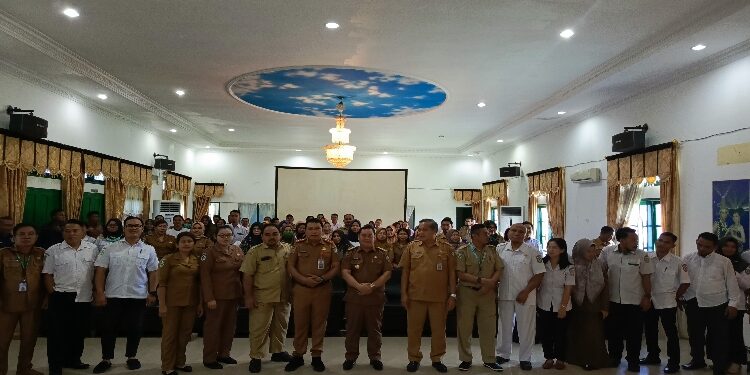 FOTO : DOK DEVIANA/MATAKALTENG - Bupati Kotim Halikinnor saat bersama nakes Pustu dan Poskesdes, belum lama ini.