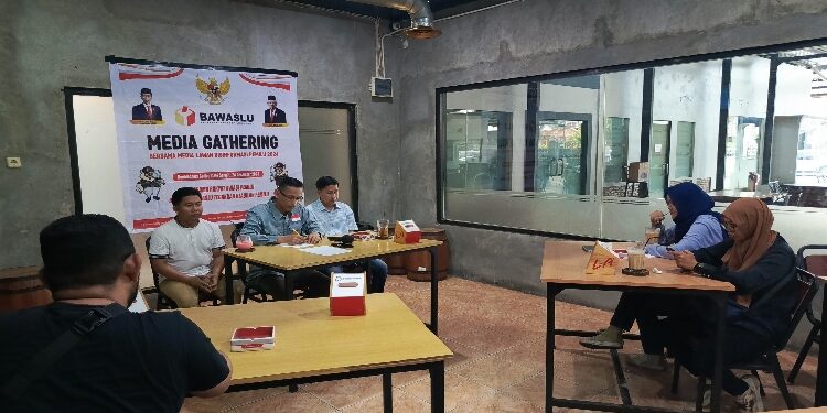 FOTO : DEVIANA/MATAKALTENG - Bawaslu Kotim saat menggelar Media Gatering, Minggu 24 Desember 2023.