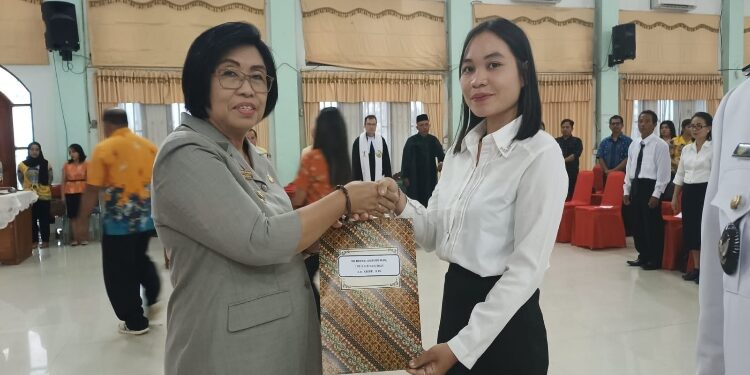 FOTO: DISKOMINFO SANTIK/MATA KALTENG - Wakil Bupati Gumas Efrensia LP Umbing menyerahkan SK Bupati terkait peresmian anggota BPD dan anggota BPD PAW, di GPU Damang Batu, Jumat 22 Desember 2023.