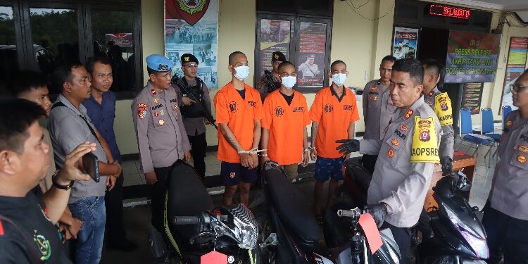 FOTO : HUMAS POLRES GUMAS/MATA KALTENG - Kapolres Gumas AKBP Asep Bangbang Saputra bersama Wakapolres Kompol Tri Wibowo, dan Kabag Ops Kompol Budiono, ketika berbincang dengan para pelaku curanmor usai pres rilis, Jumat 22 Desember 2023.