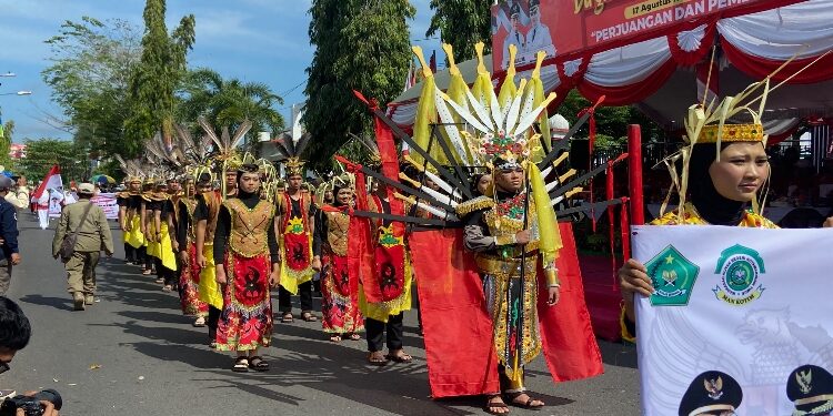 FOTO: DIAN/MATA KALTENG - Sejumlah peserta didik saat membawakan tarian tradisional.