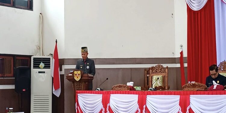 FOTO : DISKOMINFO SANTIK/MATA KALTENG - Bupati Gumas Jaya S Monong ketika menyampaikan sambutan pada rapat paripurna ke-12 masa persidangan I tahun sidang 2023, dengan agenda persetujuan bersama kepala daerah dengan DPRD terhadap Raperda Pendirian BUMD Perumda Air Minum Maruang Duhung dan persetujuan terhadap keputusan DPRD tentang propemperda tahun 2024, Jumat, 22 Desember 2023.