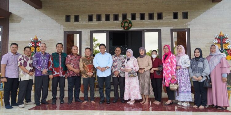 FOTO: MATAKALTENG - Wagub Edy Pratowo Lakukan Kunjungan Silaturahmi Natal ke Kediaman Pejabat dan Tokoh Masyarakat.